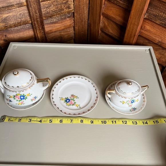 Children’s porcelain 9 pieces china tea set. Flowers w/ gold accents. Adorable🥰 - Picture 8 of 10